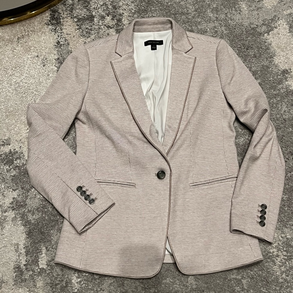 Ann Taylor white and tan micro houndstooth pattern classic blazer